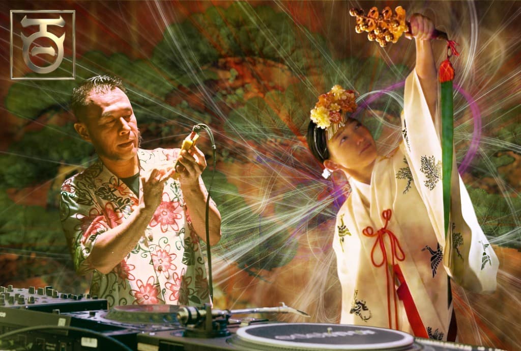 MIKO HOUSEの巫女舞とDJパフォーマンス